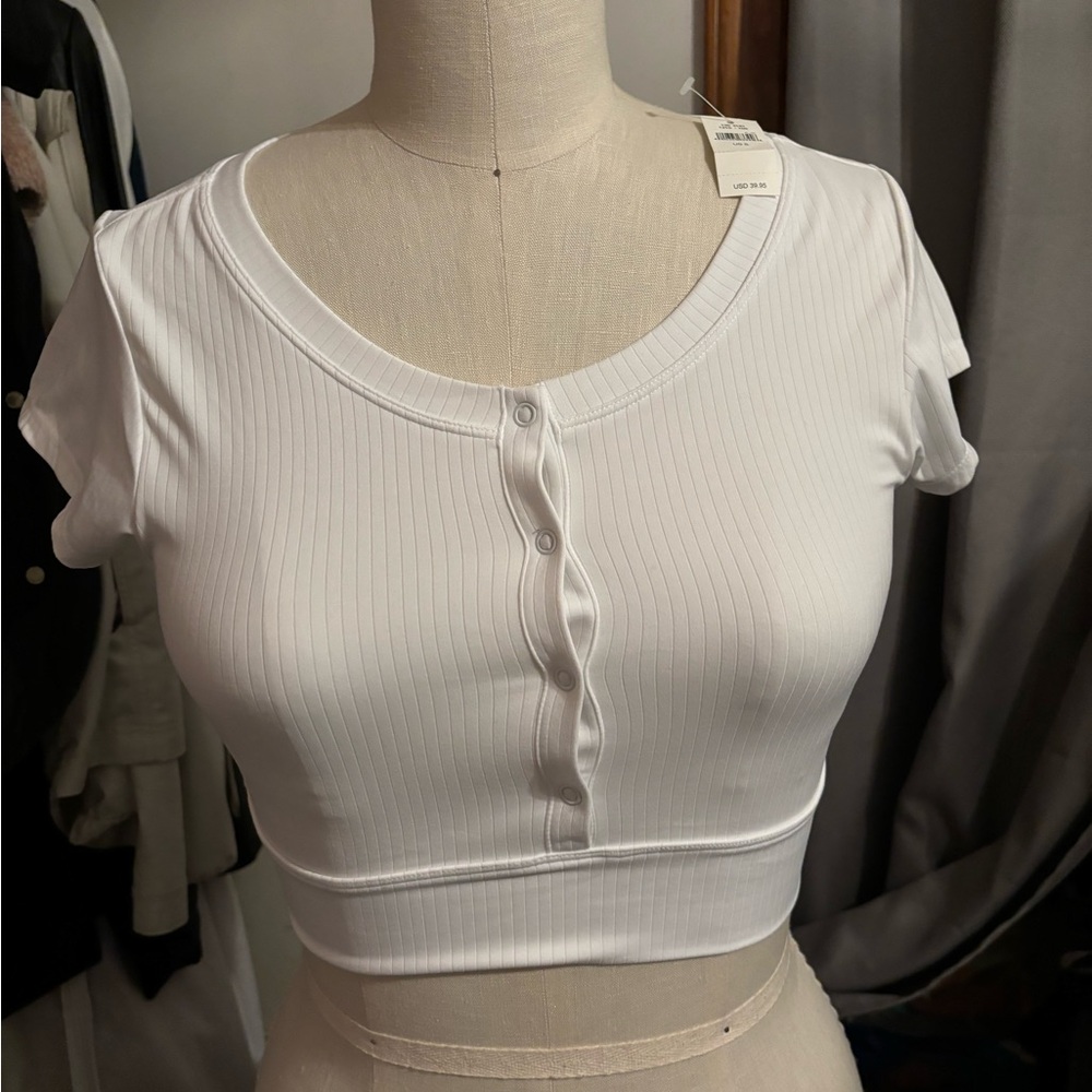 White stretchy aerie tee